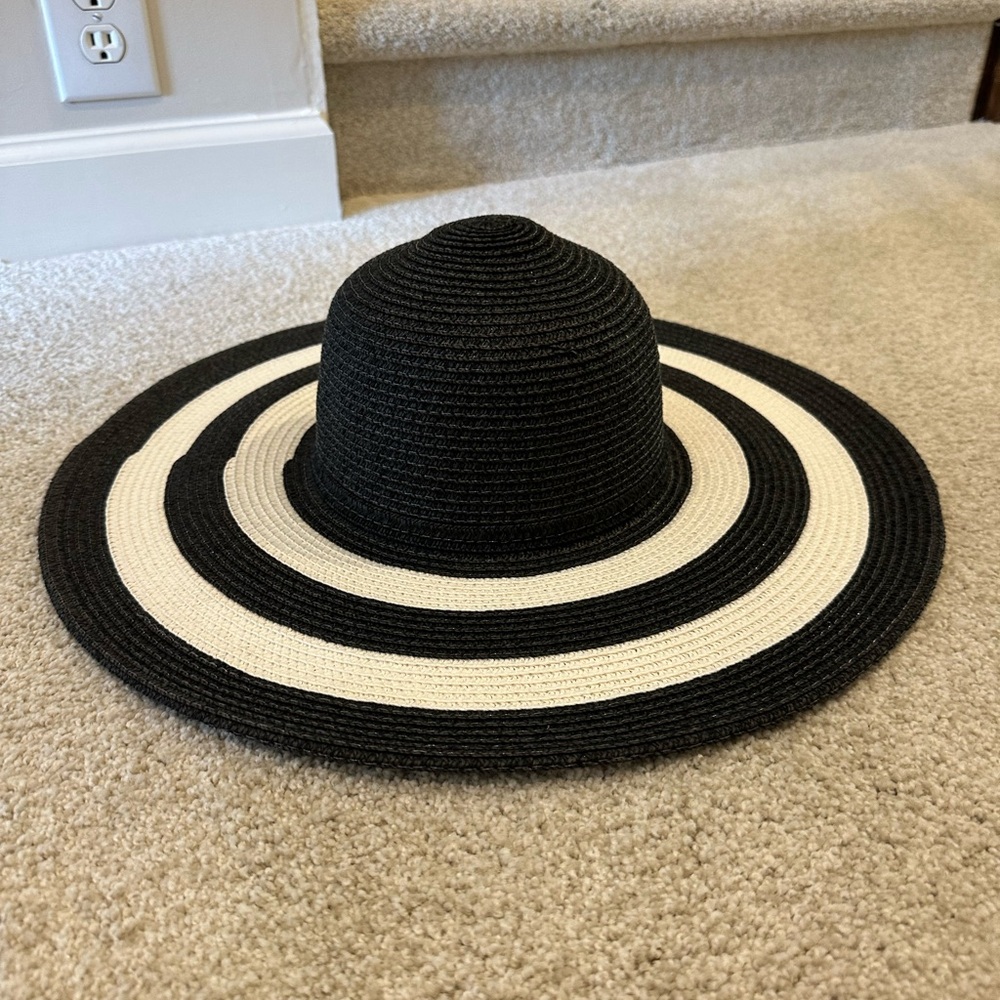 Elegant Black and White Wide Brim Hat Charming Charlie’s - Picture 3 of 9